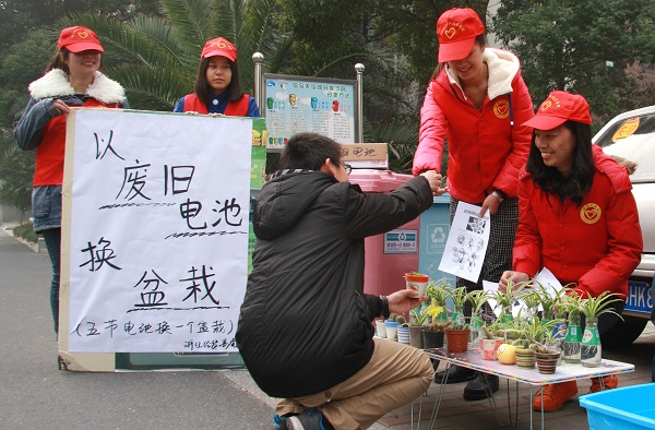 废电池换盆栽 让安全与环保并行.jpg