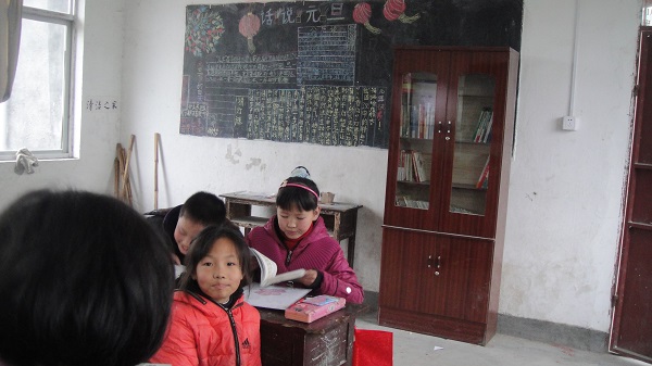 石溪小学学生阅读党校学员捐赠的图书.jpg