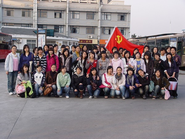 学员打扫公交站点周边环境.jpg