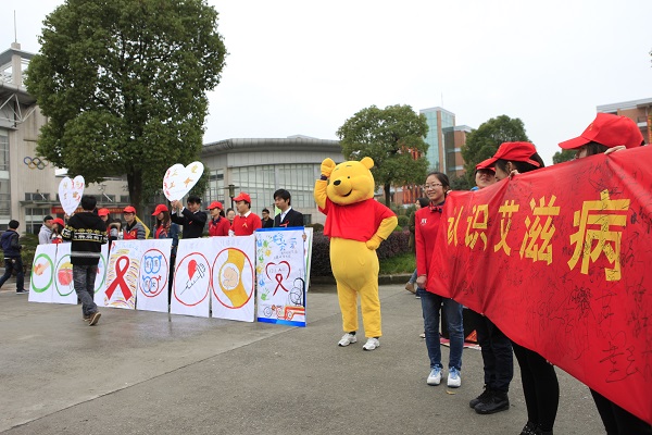杭报在线对党校学员开展“关爱生命 预防艾滋”活动进行报道.jpg